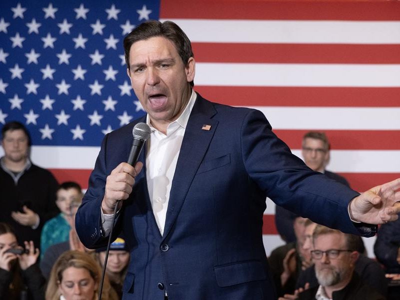 El gobernador Ron DeSantis abandona las primarias republicanas y da su apoyo a Trump