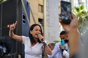 Machado derrota a Maduro, aconsejan candidato sustituto y no saben qué pasó en Barbados: claves de encuesta Datincorp