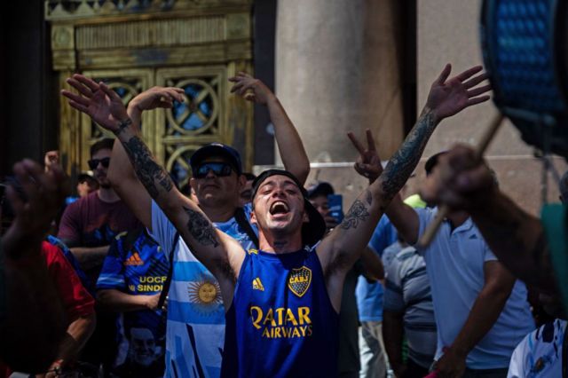 Manifestante cantando