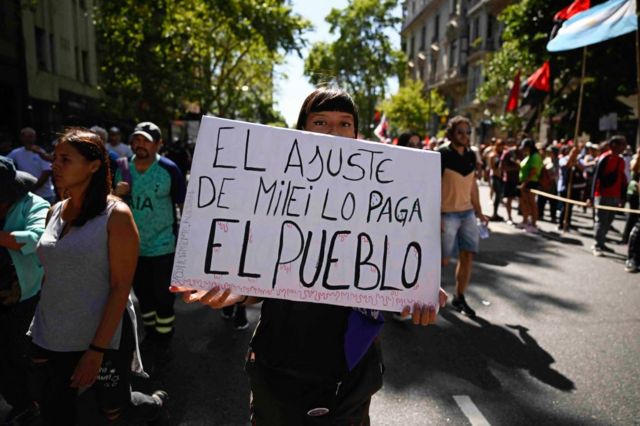 Manifestante con pancarta