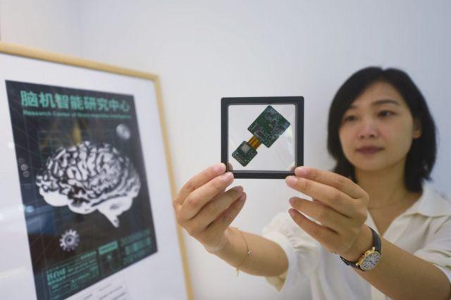 Un dispositivo regulador neuronal de circuito cerrado cableado de alta precisión con un chip cerebral de desarrollo propio se muestra en la sala de exposiciones del