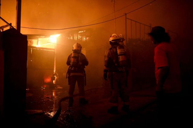 Los bomberos han estado trabajando intensamente para extinguir los incendios.