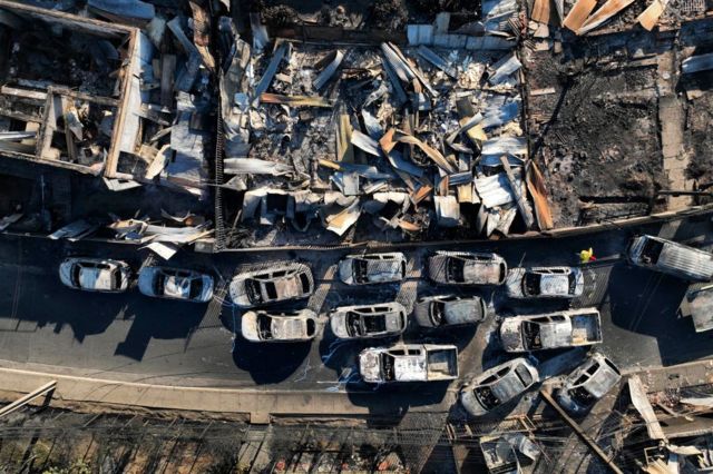 Vista aérea de las secuelas de un incendio en los cerros de Viña del Mar, Chile.