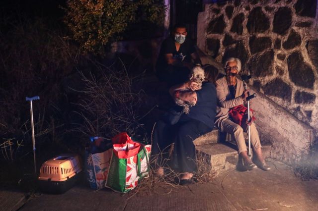Un gran número de residentes de la región de Valparaíso han sido evacuados con la ayuda de personal militar