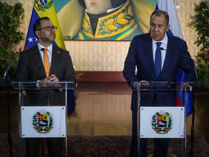 El canciller de Rusia comienza su visita oficial en Venezuela para reforzar la cooperación