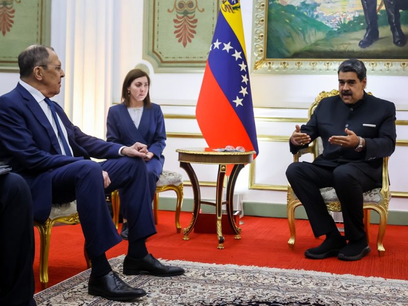 El ministro de Exteriores de Rusia, Serguéi Lavrov, se reúne con el presidente de Venezuela, Nicolás Maduro