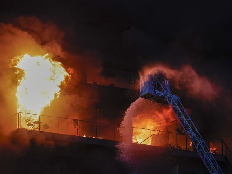 Los bomberos intentan rescatar a vecinos atrapados por el fuego desde los balcones