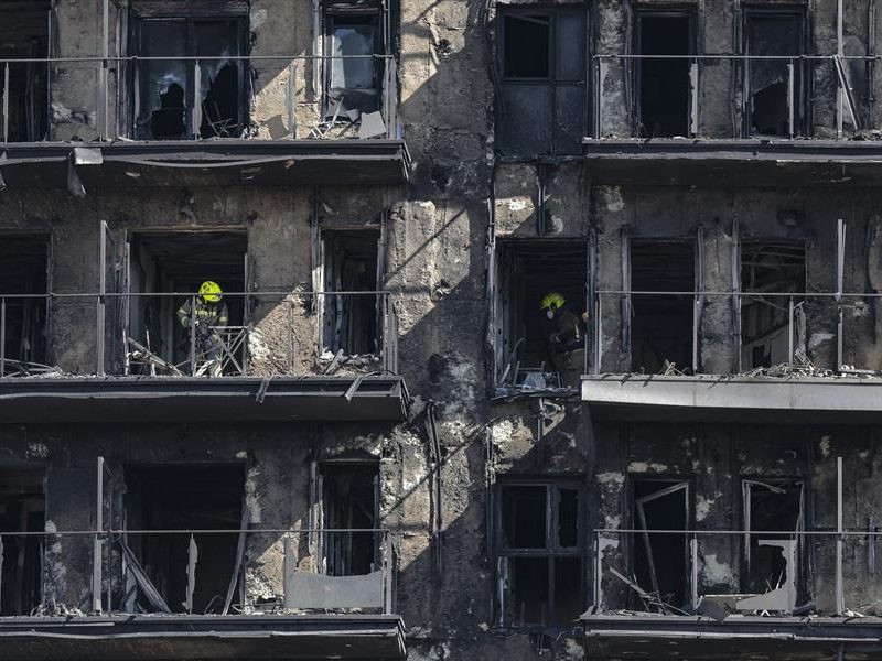 Bomberos acceden al edificio incendiado en la ciudad española de Valencia