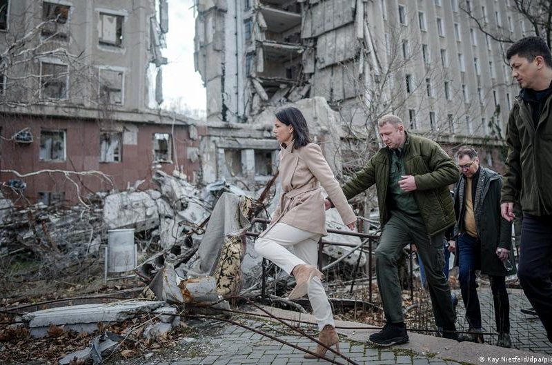 Dron ruso obliga a interrumpir visita de Baerbock a Mykolaiv