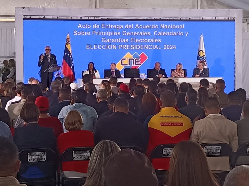 Jorge Rodríguez entregó propuesta electoral al CNE para que se determine cuándo son las presidenciales