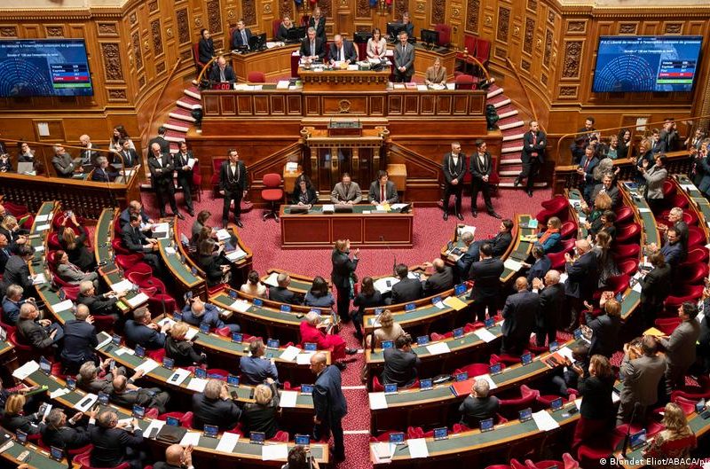 Francia se convierte en el primer país del mundo en proteger el aborto en su Constitución