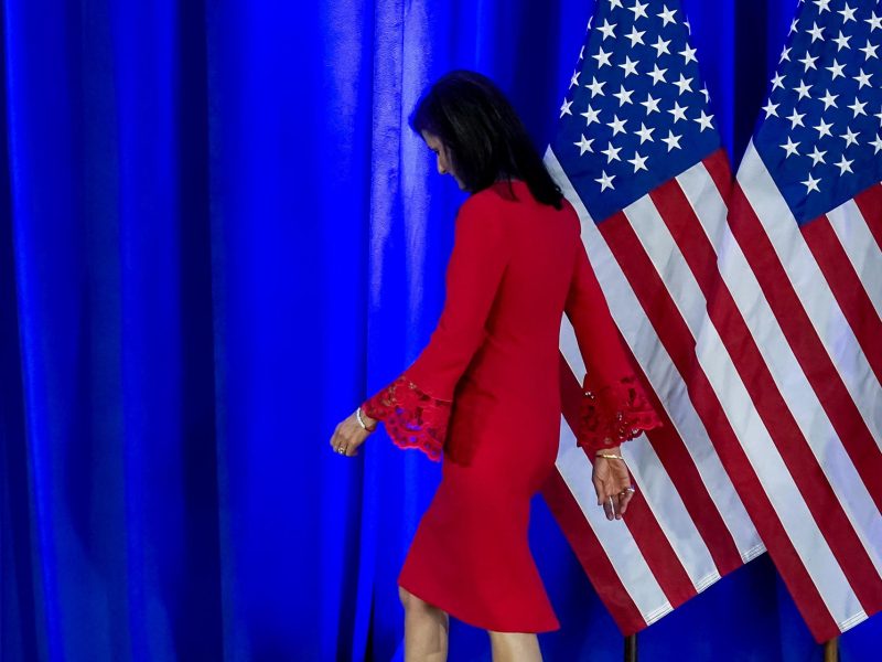 Nikki Haley abandona primarias republicanas pero no apoya a Trump