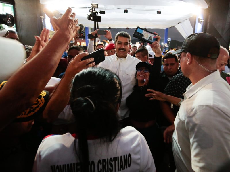 Maduro anuncia un plan para bajar impuestos a las iglesias