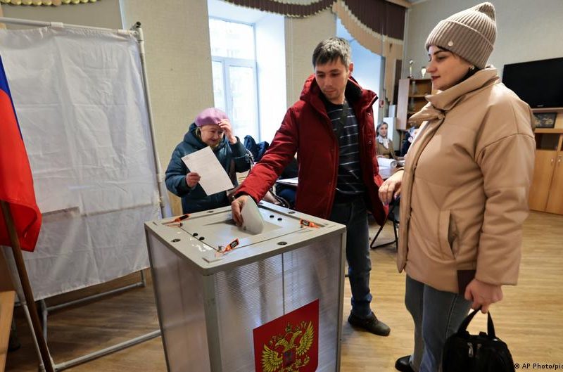 Rusos votan en una elección que se espera ratificará a Putin