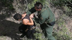 La controvertida ley con la que Texas pretende arrestar y deportar a los migrantes indocumentados que llegan a EE.UU.