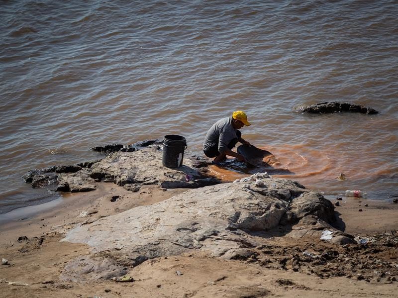Barrer en busca de oro, una labor común en el sur de Venezuela