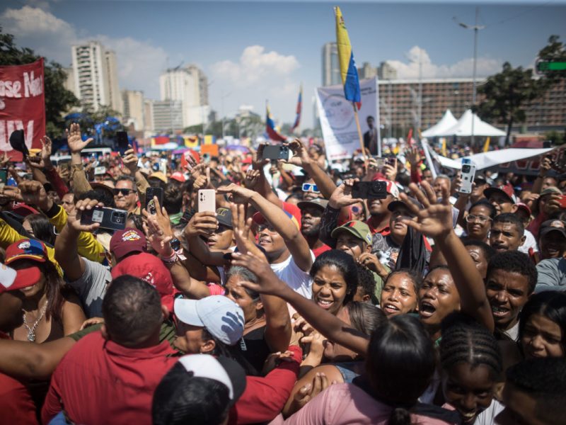 Maduro oficializa ante el ente electoral su aspiración a un tercer mandato presidencial