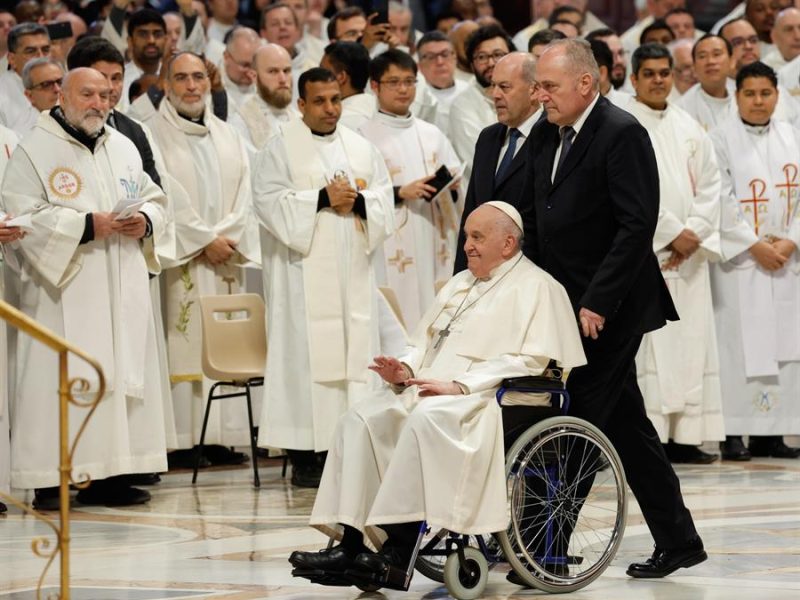 El papa en silla de ruedas lava los pies a doce reclusas por Jueves Santo