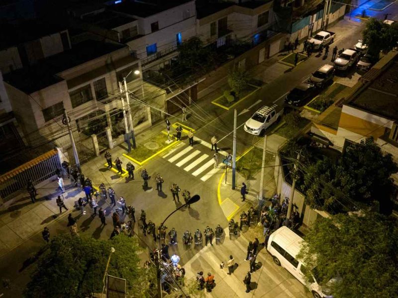 La casa de la presidenta de Perú es allanada por la fiscalía y la policía