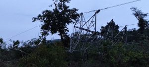 Caída de una torre eléctrica deja sin luz a Puerto Ayacucho en Amazonas
