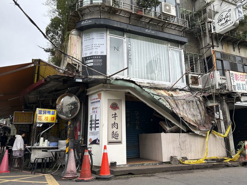 El terremoto ha causado al menos 12 muertos