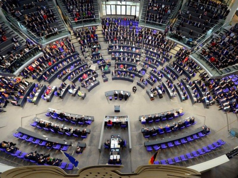 Parlamento alemán aprueba ley que regula tarjetas de débito para solicitantes de asilo