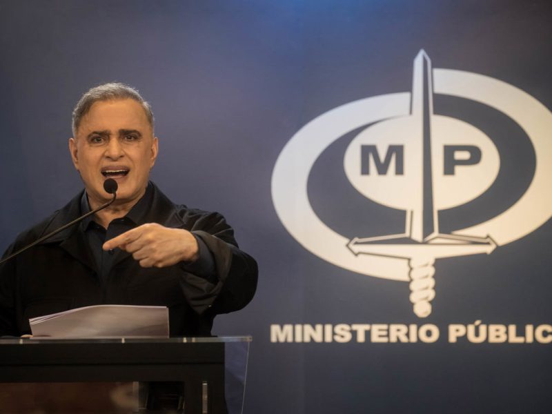 Fiscalía señala a Machado de “simular” su detención para generar violencia 