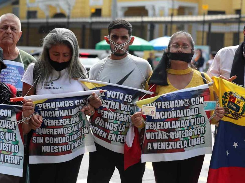 Venezolanos protestan ante su embajada en Lima por "obstáculos impuestos" para poder votar