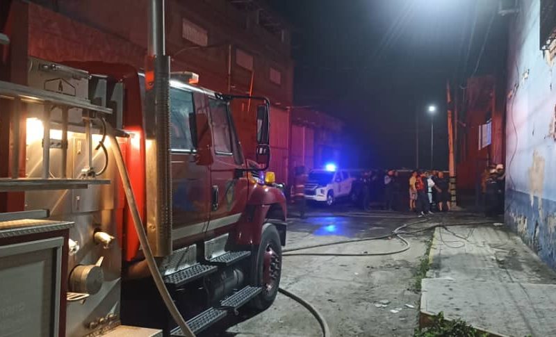 Controlan incendio en almacén del estado Vargas