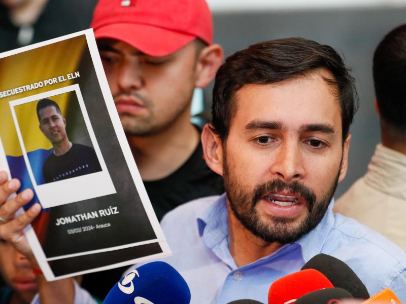 Congresista colombiano regresa a Bogotá y dice que en Venezuela se le retuvo ilegalmente