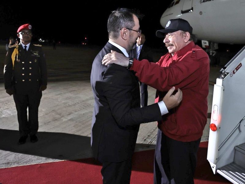 Daniel Ortega llega a Venezuela para participar en una cumbre de la Alba