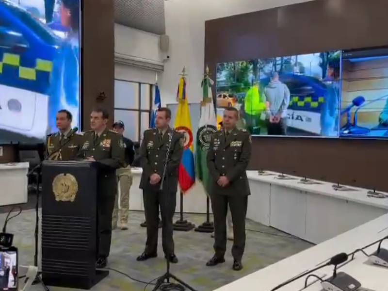 Presidente de Colombia informa que extraditará a acusado de asesinar a carabinero en Chile
