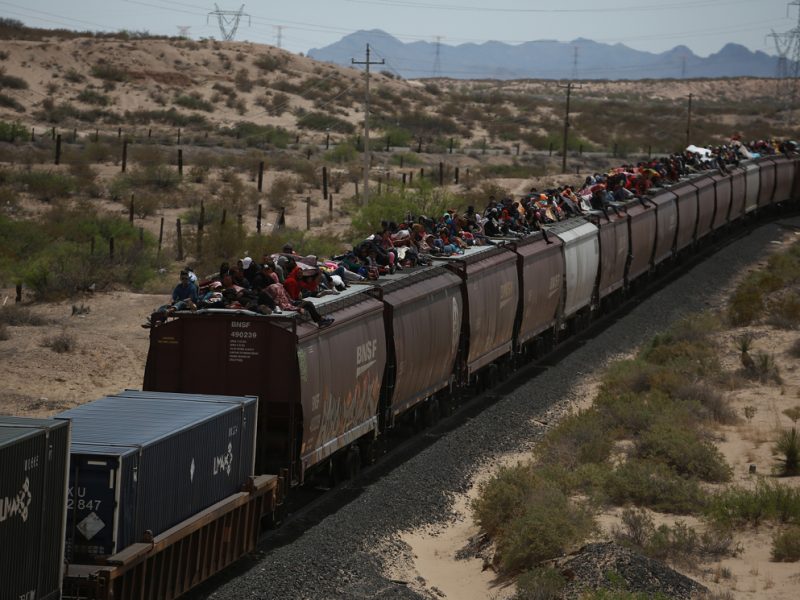 Miles de migrantes que llegan en tren a mexicana Ciudad Juárez deambulan por el río Bravo