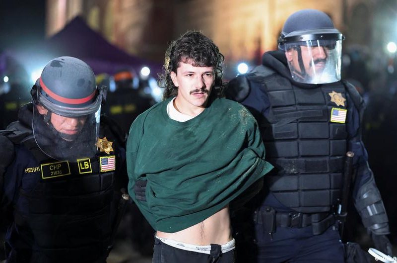 a policía desmantela protesta propalestina en la Universidad de California