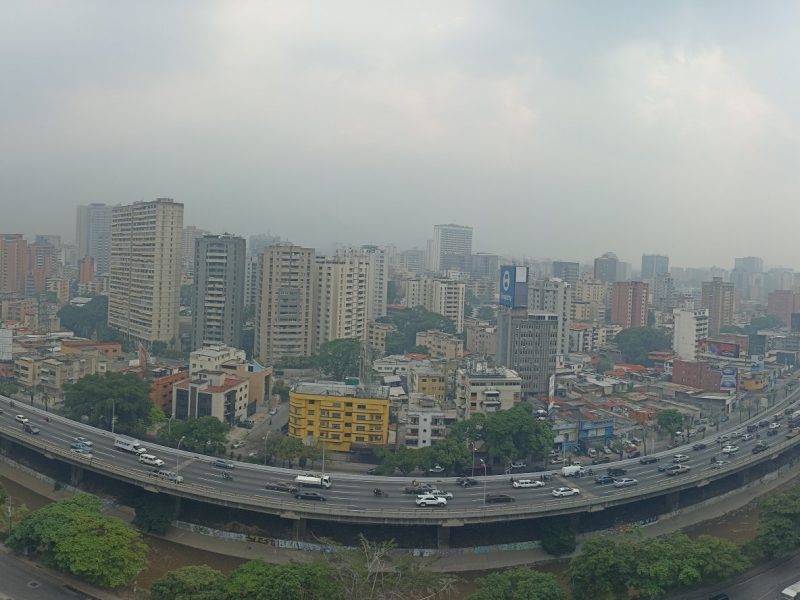 Calima por incendios forestales llenan de humo a ciudades de Venezuela
