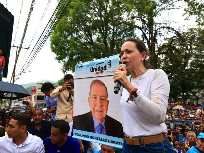 María Corina de gira con el afiche de Edmundo González: Lo que opinan analistas