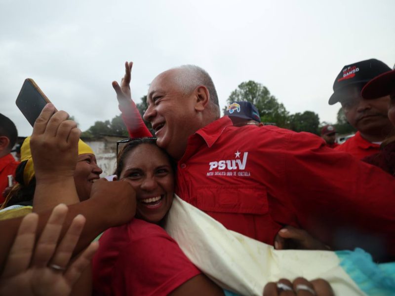 Cabello reta a Edmundo González a recorrer el país en campaña