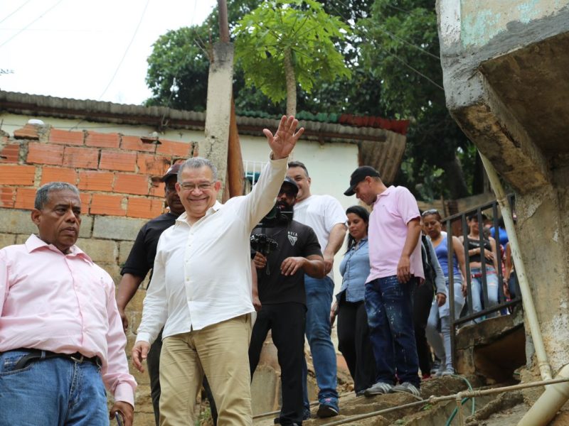 Enrique Márquez recorre Cota 905: la gente no quiere dádivas del gobierno
