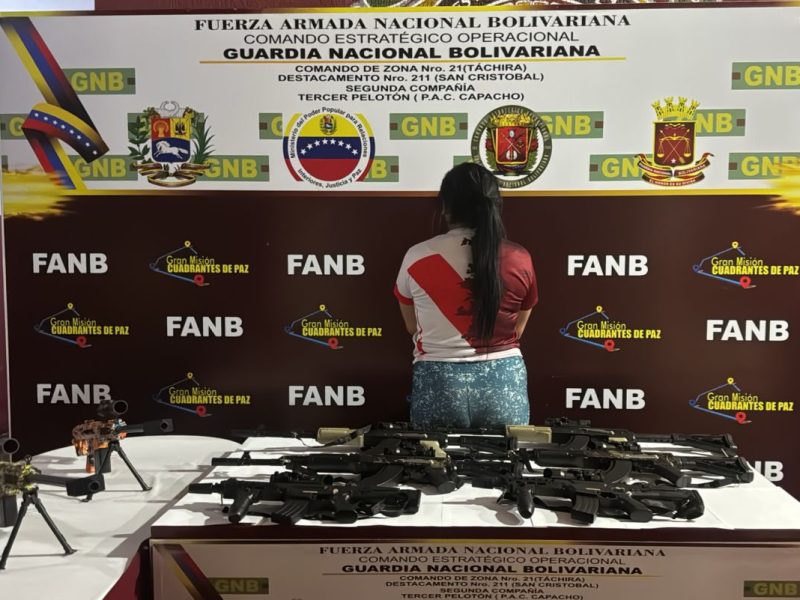 Militares detienen en Táchira a una mujer que entró al país con 8 armas largas