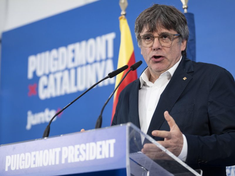 Carles Puigdemont anuncia candidatura a dirigir Gobierno minoritario en Cataluña