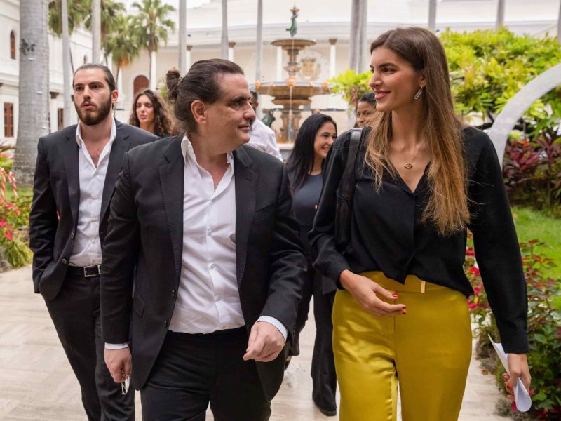 Alex Saab y Camilla Fabri estarán en equipo de comunicaciones del comando de campaña de Maduro