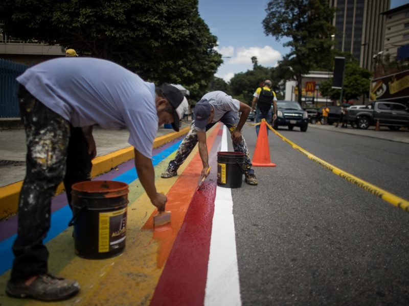 Ciclovía en Caracas con los colores de la bandera de la diversidad de género