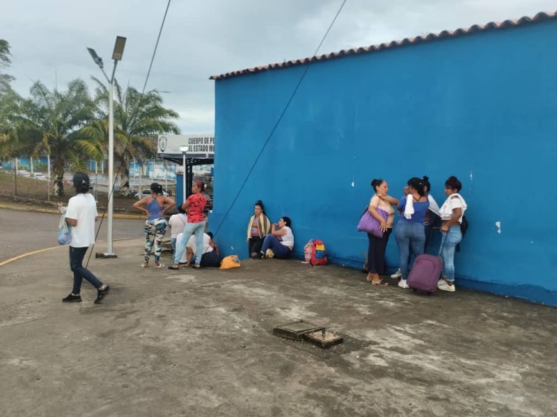 Familiares de reclusos de Polimonagas se quedan dentro de calabozos para exigir ayuda a los presos