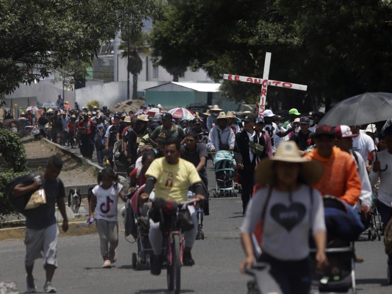 Caravana con 600 migrantes llega al centro de México