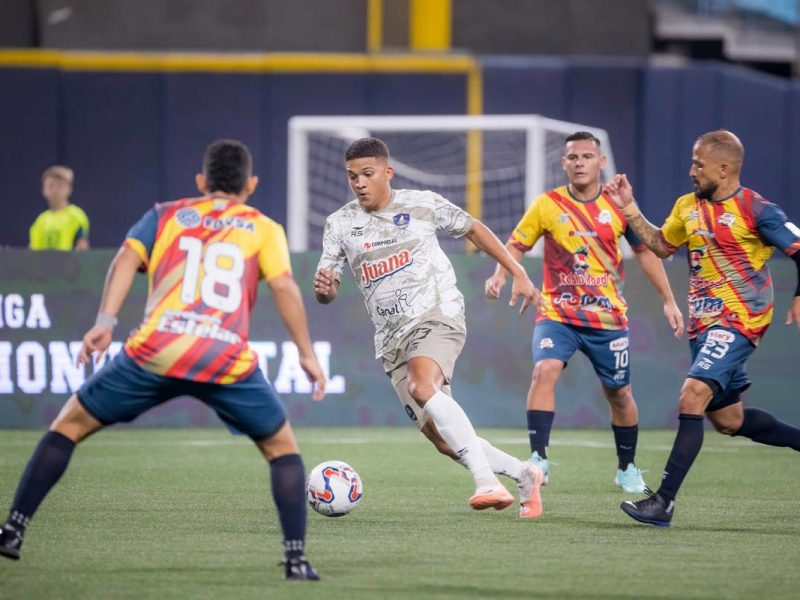 La 'Liga Monumental' de Venezuela espera más estrellas del fútbol tras su primera jornada