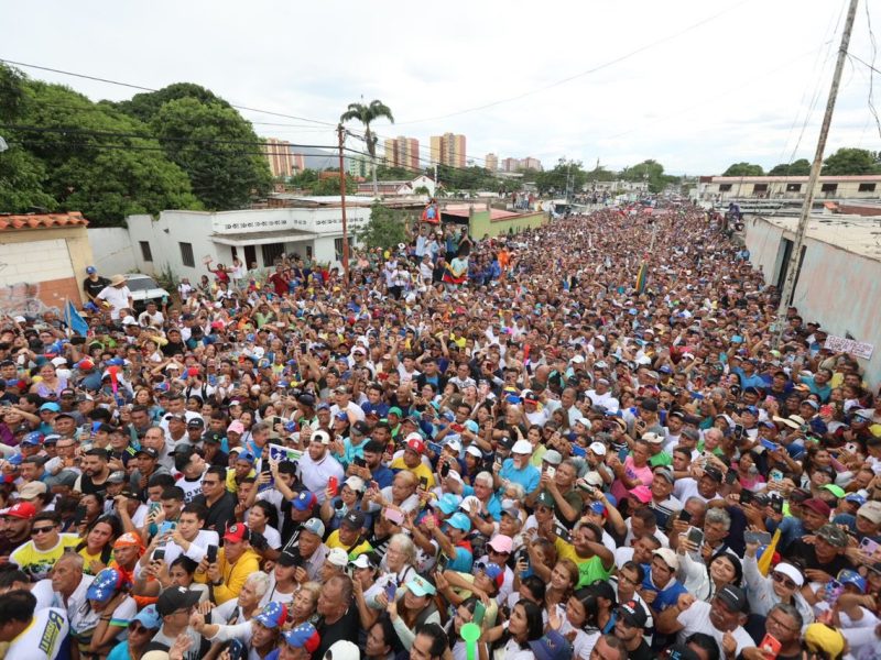 Campaña territorial, redes sociales y mensajería: la batalla por Miraflores en tiempos de cerco informativo