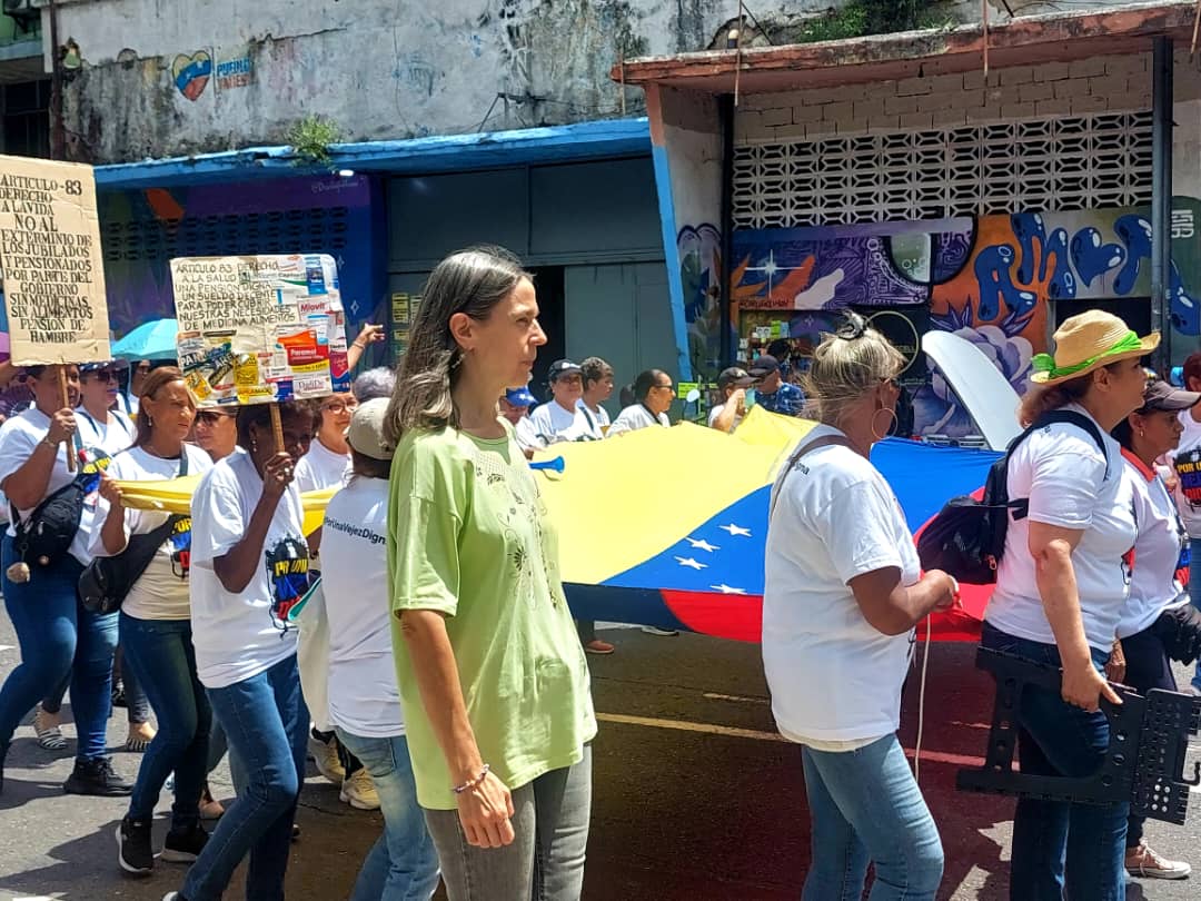 Adultos mayores protestan por derechos laborales
