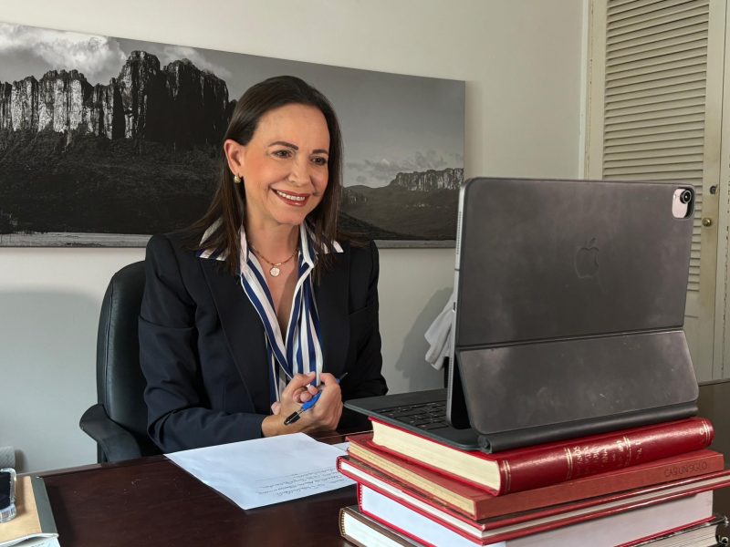 Machado pide a senadores españoles ser testigos de las presidenciales