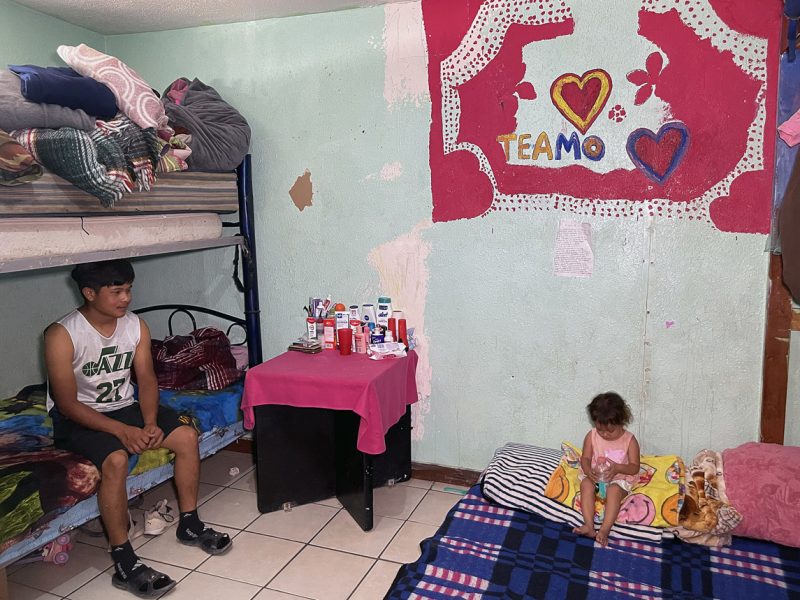 Albergue mexicano construye "casitas" para migrantes que esperan en la frontera con EEUU