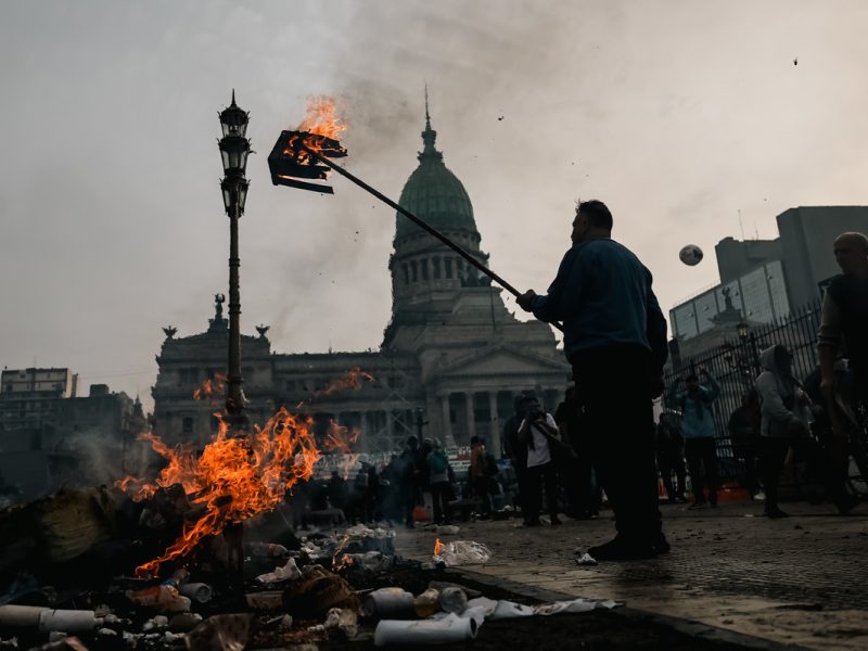 Manifestantes y policías chocan frente al Senado mientras debate proyecto clave de Milei